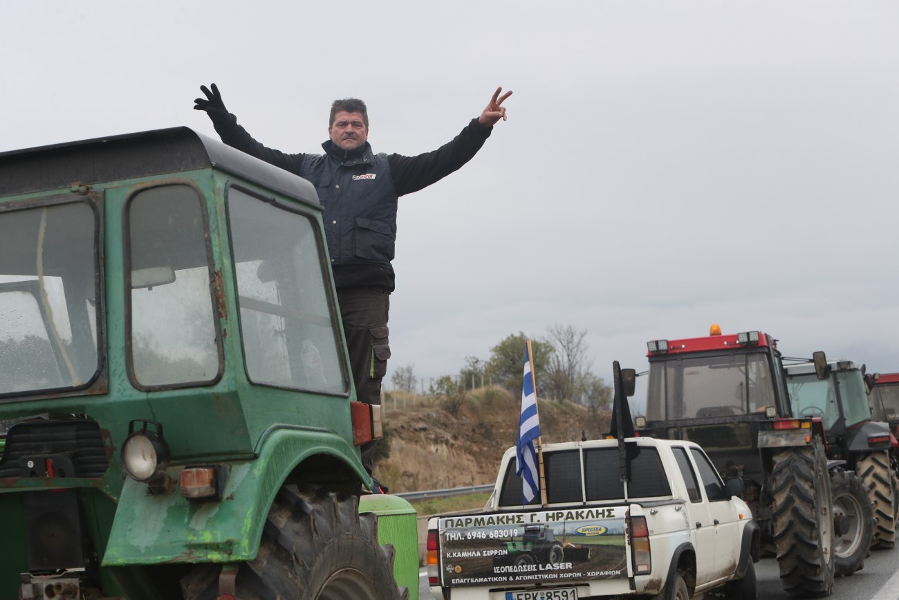 Έστησαν χριστουγεννιάτικο δέντρο οι αγρότες στην Καρδίτσα - Ενισχύονται τα μπλόκα