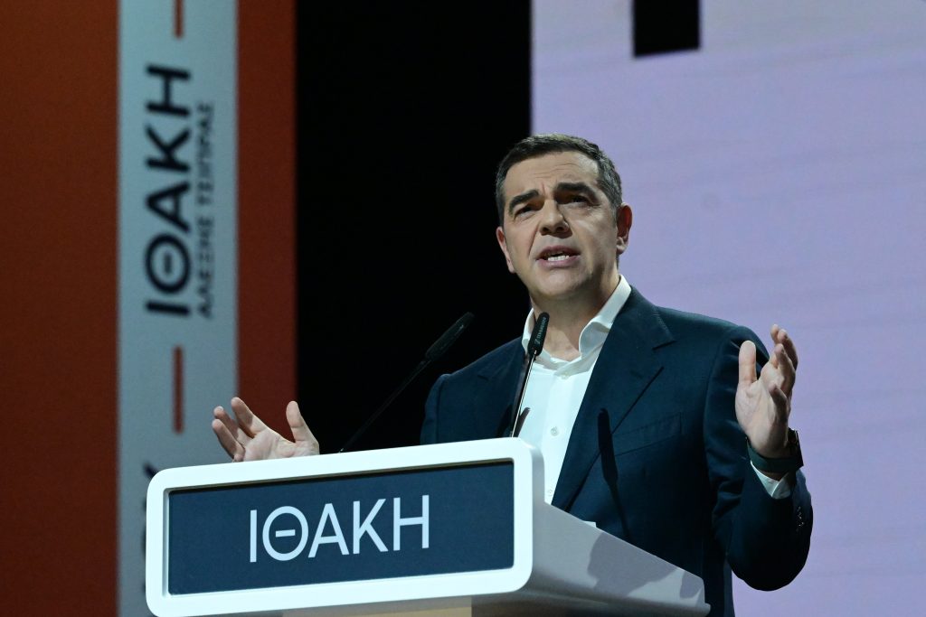 ΠΑΣΟΚ για Αλέξη Τσίπρα: «Επιστρέφει αγκαλιά με τα συμφέροντα παίζοντας το παιχνίδι του κ. Μητσοτάκη»