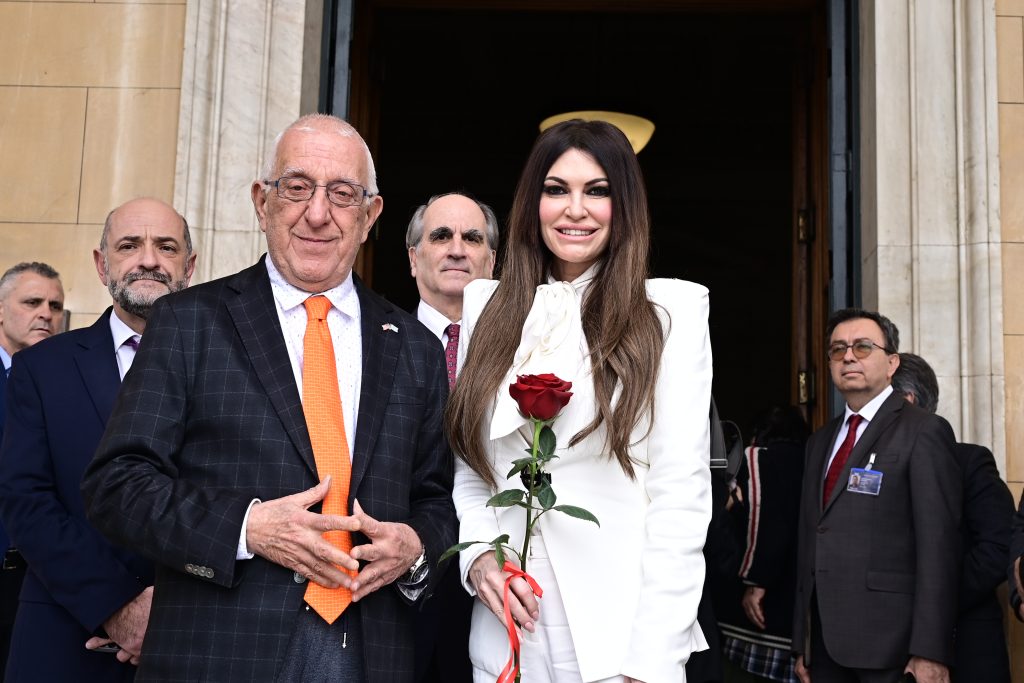 Επίσκεψη Γκίλφοϊλ στη Βουλή – Το δώρο για τον γιο της από τον Ν. Κακλαμάνη που την συγκίνησε