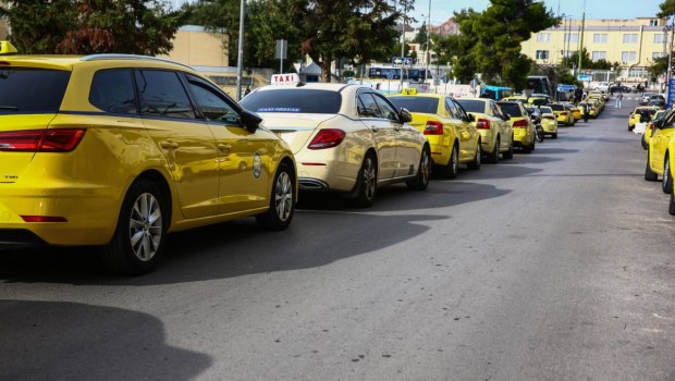 Ταξί: Συνεχίζεται η απεργία στην Αττική - Συγκέντρωση των αυτοκινητιστών στη Λεωφόρο Αθηνών