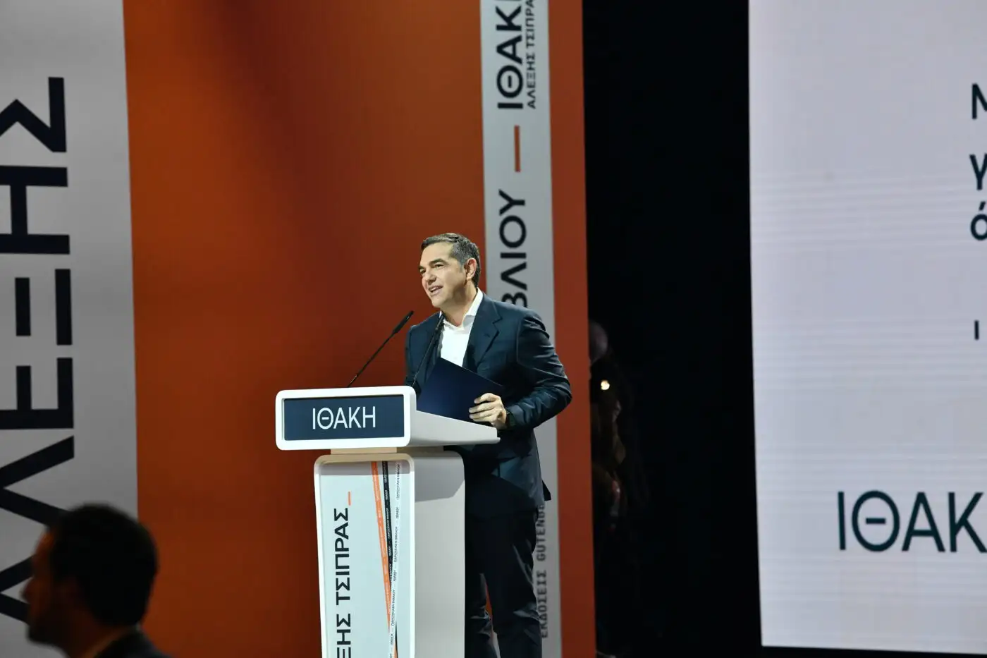 «Ιθάκη»: Με την Μπέττυ Μπαζιάνα στο πλευρό του παρουσίασε το βιβλίο του ο Αλέξης Τσίπρας στο Παλλάς