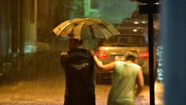 Σαρώνει η κακοκαιρία Byron, παρασύρθηκαν αυτοκίνητα στο Γύθειο - Κατολισθήσεις, μηνύματα 112, κλειστά σχολεία