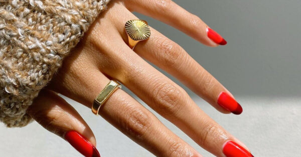Όλο το inspo που ψάχνατε για να κάνετε το κλασικό κόκκινο μανικιούρ πιο εντυπωσιακό στις εορταστικές εμφανίσεις