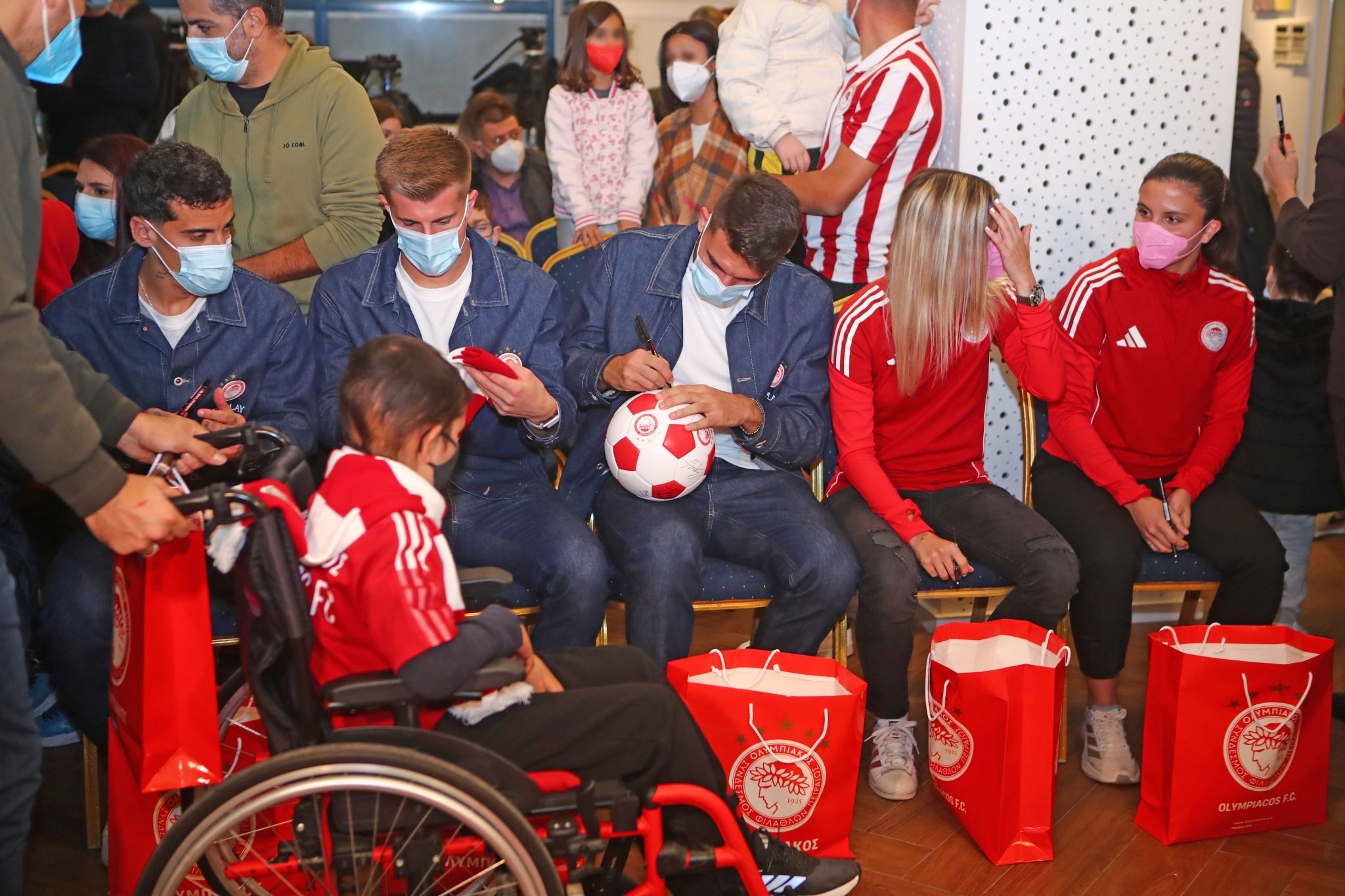 Ολυμπιακός: Επισκέφθηκε τις εγκαταστάσεις του συλλόγου «Φλόγα» (pics)