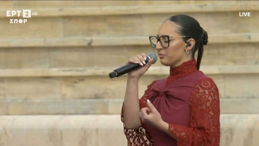 Klavdia: «Μάγεψε» το Καλλιμάρμαρο τραγουδώντας την “Αστερομάτα” στην Τελετή Παράδοσης της Ολυμπιακής Φλόγας