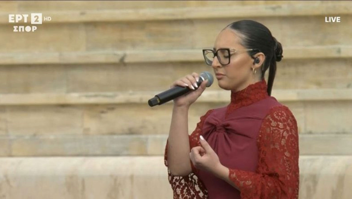 Klavdia: «Μάγεψε» το Καλλιμάρμαρο τραγουδώντας την “Αστερομάτα” στην Τελετή Παράδοσης της Ολυμπιακής Φλόγας