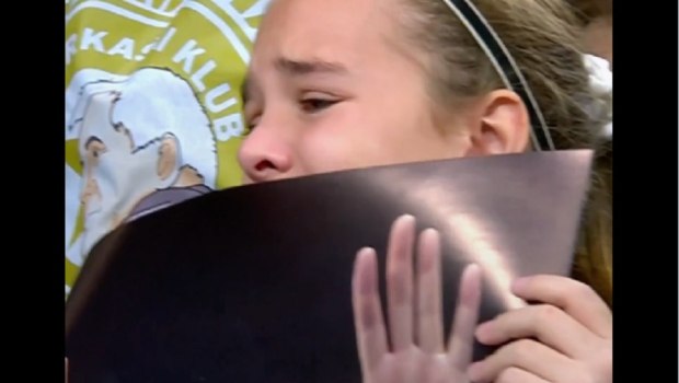 Έντονη συγκίνηση στη «Belgrade Arena»: Δάκρυσαν για τον Ομπράντοβιτς οι οπαδοί της Παρτιζάν (vids)