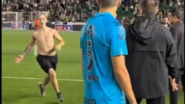 Οπαδός της Σάντος «μπούκαρε» στο γήπεδο για να μιλήσει στον Νεϊμάρ και... τραυμάτισε παίκτη! (vid)