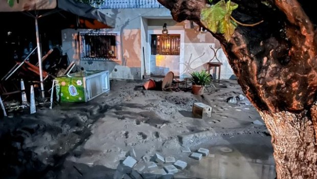 Μέγαρα: SOS από 112 - «Φύγετε από υπόγειους και ισόγειους χώρους» - Πλημμυρικά φαινόμενα