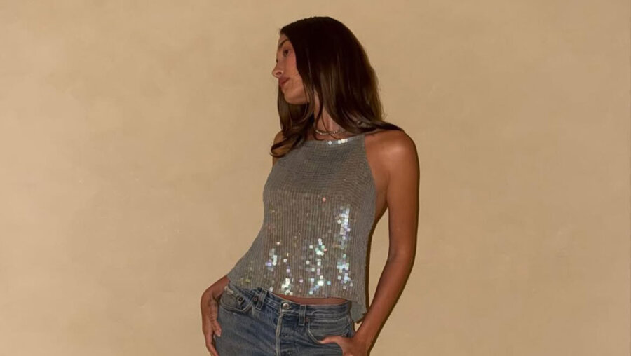 Festive Vibes: Πώς η Hailey Bieber δημιούργησε το ιδανικό party look