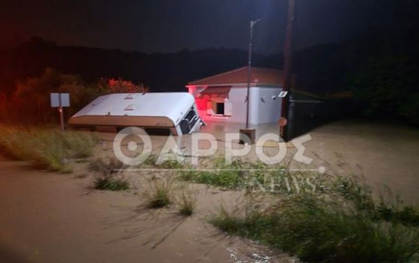 Κακοκαιρία Byron: Υπερχείλισε ποταμός - Κινδύνευσαν τουρίστες και κάτοικοι στη Φοινικούντα