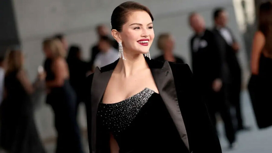 Τα νύχια «spiced apple cider» της Selena Gomez είναι η έμπνευση που χρειαζόμαστε για τα Χριστούγεννα