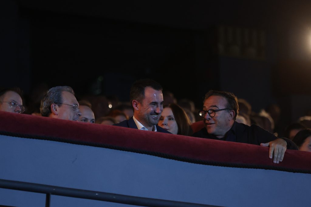 «Εξόριστοι» στον εξώστη