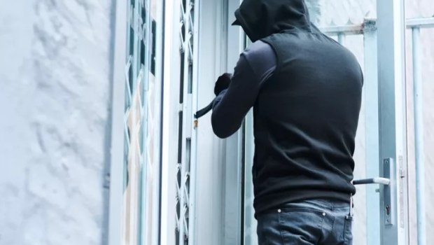 Έκλεβαν πέντε σπίτια κάθε βράδυ και έκαναν τηλεφωνικές απάτες - Συνελήφθησαν 12 μέλη της σπείρας