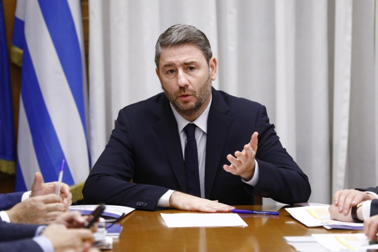 Το διπλό μήνυμα Ανδρουλάκη για τα σενάρια συγκυβέρνησης, τα «καρφιά» κατά Τσίπρα και το νέο «άνοιγμα» σε ΣΥΡΙΖΑ και ΝΕΑΡ