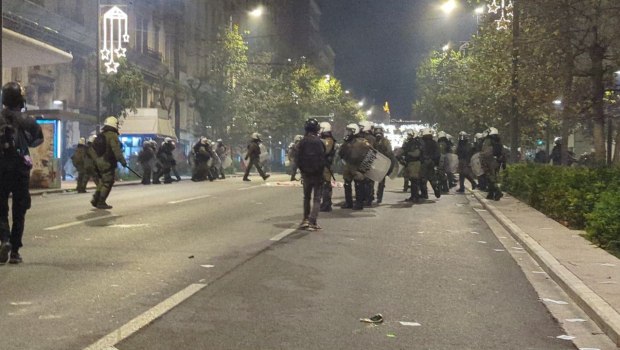 Πορεία για τον Γρηγορόπουλο: Ένταση και επεισόδια στο κέντρο της Αθήνας - Χημικά και προσαγωγές