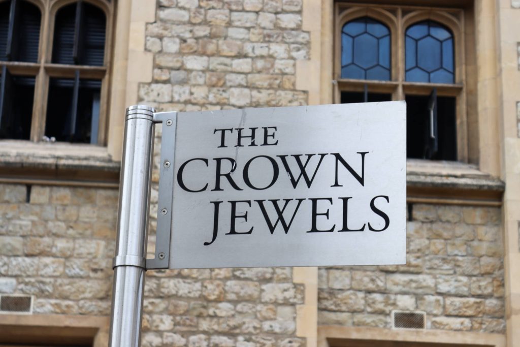 Συναγερμός στον Πύργο του Λονδίνου – Διαδηλωτές «πέταξαν φαγητό» σε προθήκη των Κοσμημάτων του Στέμματος