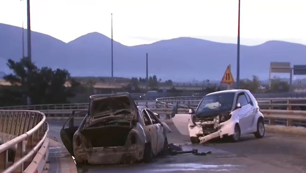 Τροχαίο στο Παλαιό Φάληρο: Αυτοκίνητο τυλίχτηκε στις φλόγες έπειτα από σύγκρουση με άλλο όχημα