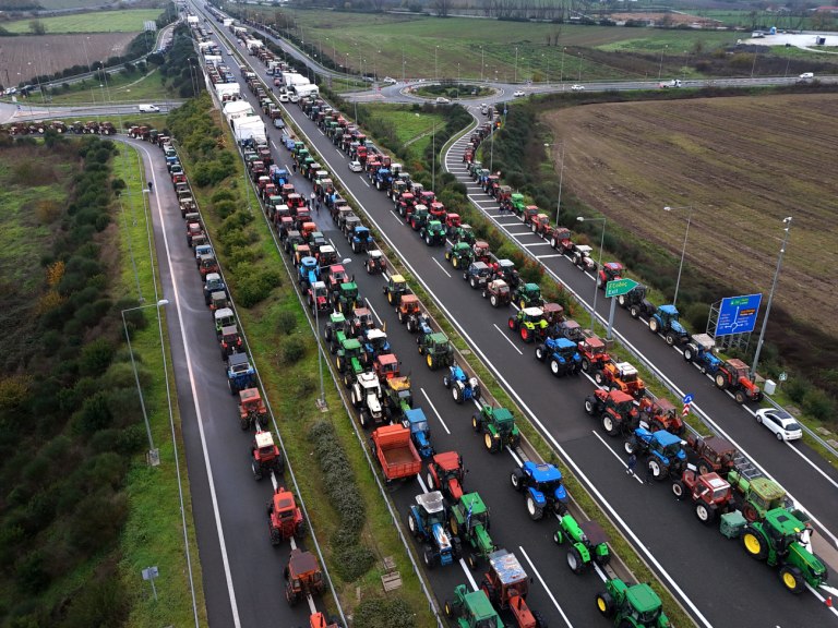 Μητσοτάκης: Μαστίγιο και καρότο στους αγρότες – «Ακραίες μορφές διαμαρτυρίας» τα μπλόκα, χρήματα με το σταγονόμετρο