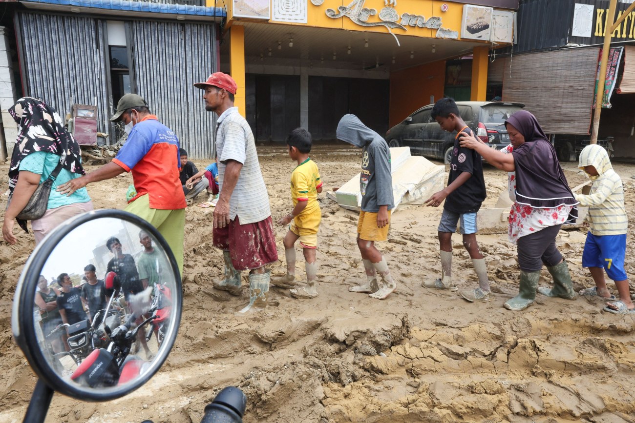 Πώς οι σφοδρές καταιγίδες και η κλιματική κρίση προκάλεσαν τις θανατηφόρες πλημμύρες στην Ασία