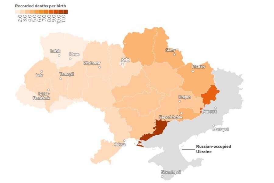 Καταγεγραμμένοι θάνατοι που αντιστοιχούν σε κάθε γέννηση. Η γεννητικότητα έχει μειωθεί σε όλη την Ουκρανία και κυρίως στις περιοχές κοντά στο μέτωπο. Για το ρωσοκρατούμενο τμήμα δεν υπάρχουν στοιχεία (Πηγή: Reuters, Δεδομένα: Ουκρανικό υπουργείο Δικαιοσύνης, Max Hunder, Jon McClure)