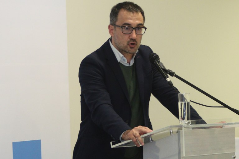 Ράπισμα Χαρίτση στην κυβέρνηση: «ΜΑΤ για σας – ΟΠΕΚΕΠΕ-bet για μας», «σκάνδαλο Δημοκρατίας» οι υποκλοπές και η «παρακμή σε αριθμούς»