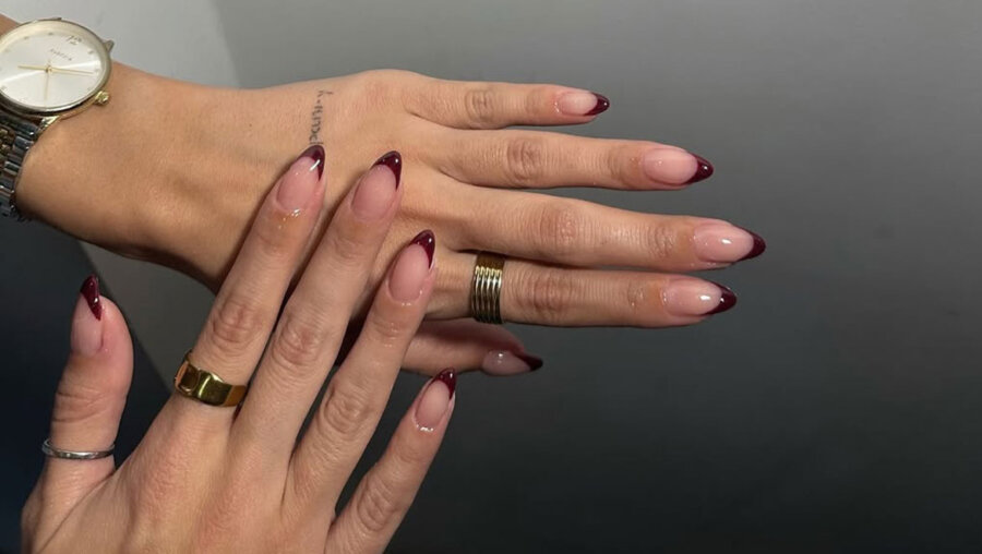 Νο1 τάση στα νύχια: Το βουργουνδί γαλλικό μανικιούρ είναι το νέο must