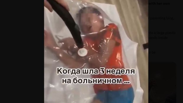 Σάλος στη Ρωσία: Μητέρα έβαλε τον γιο της σε σακούλα και ρούφηξε τον αέρα - Φώναζε το παιδί