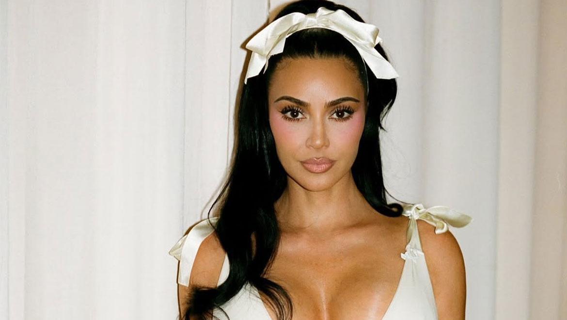 Χριστουγεννιάτικο στυλ: Η Kim Kardashian επαναφέρει την τάση "Coquette"