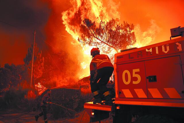Πυροσβέστης σε δασική πυρκαγιά