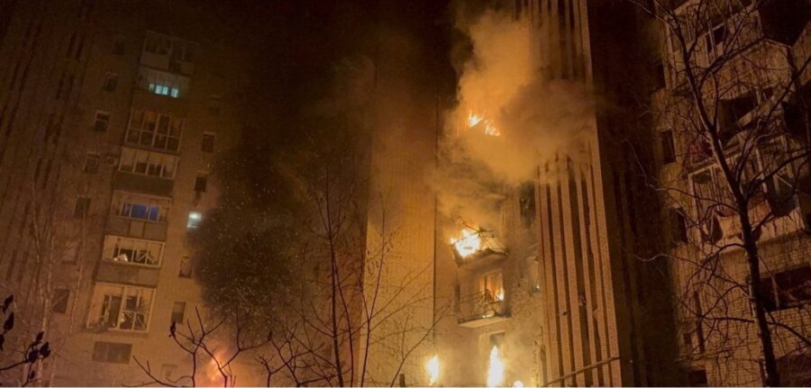 Φλεγόμενο κτίριο νύχτα