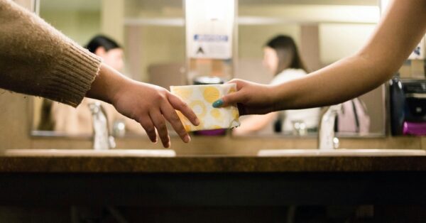 Ευρώπη: Ποιες παροχές απολαμβάνουν οι γυναίκες όταν έχουν περίοδο και σε ποιες χώρες;