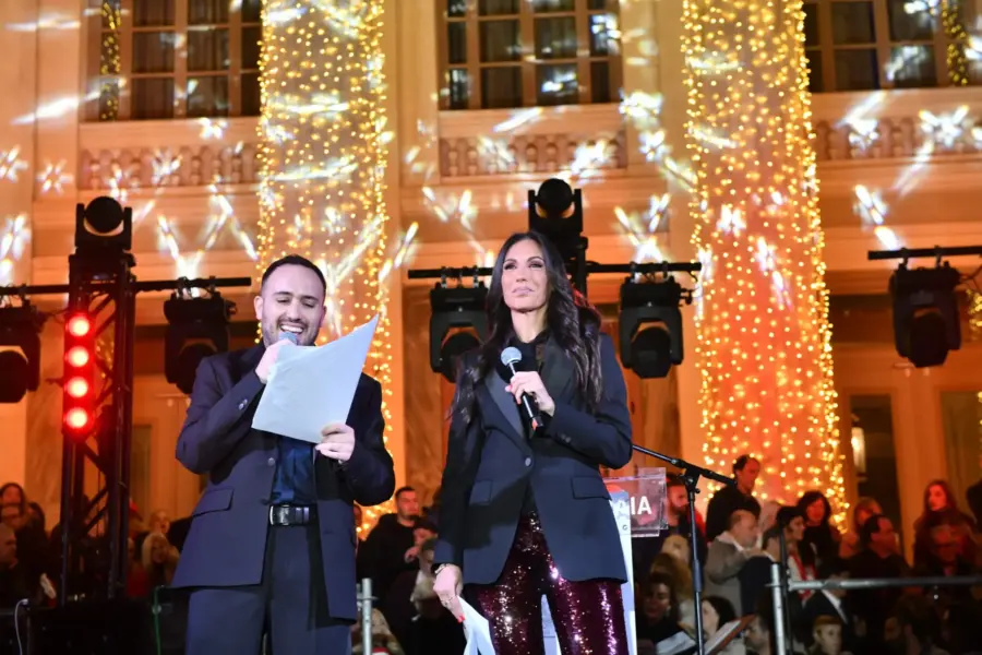 Ανθή Βούλγαρη: Στη φωταγώγηση του χριστουγεννιάτικου δέντρου του Πειραιά με τον σύζυγό της και τον γιο τους