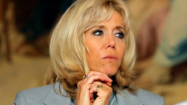 Σάλος στη Γαλλία με τη Μπριζίτ Μακρόν: Αποκάλεσε «βρωμιάρες σκύλες» φεμινίστριες που διαμαρτύρονταν έξω από θέατρο