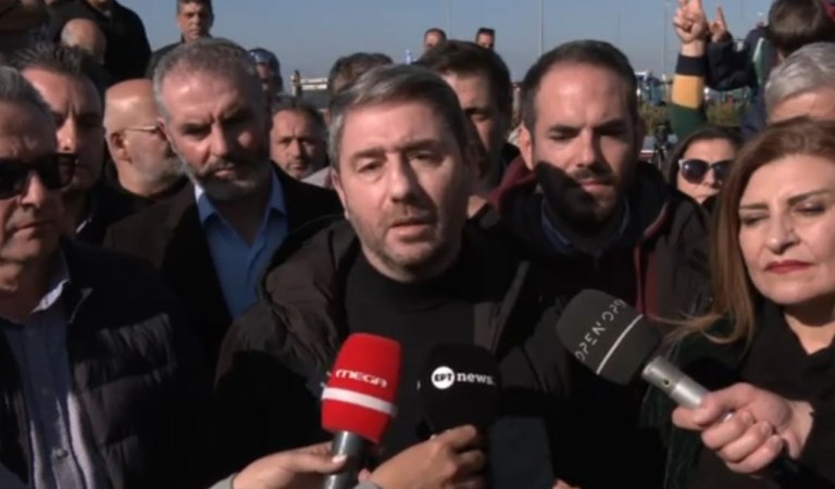 Ανδρουλάκης από το μπλόκο της Καρδίτσας: Στεκόμαστε στο πλευρό των αγροτών και του δίκαιου αγώνα τους