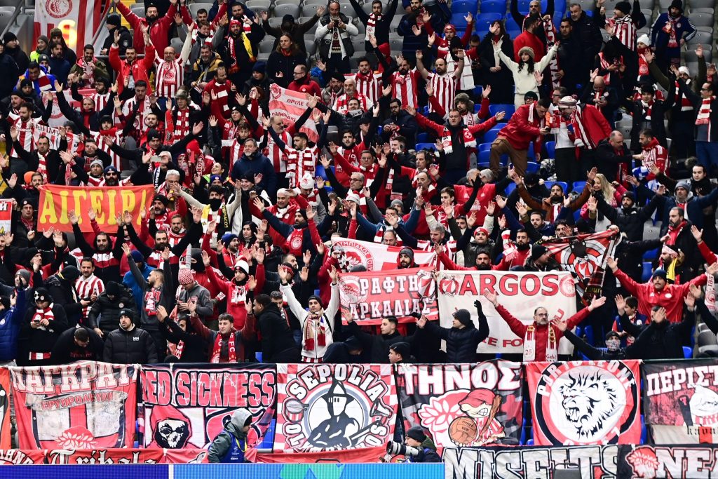 Ούτε κρύο, ούτε χιλιόμετρα: «Ερυθρόλευκη» η εξέδρα και στην Αστάνα (pics)