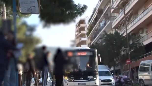 Ζωγράφου: «Κατέβηκα για να ηρεμήσει και άρχισε να με χτυπά» - Ο οδηγός του λεωφορείου περιγράφει τον άγριο ξυλοδαρμό
