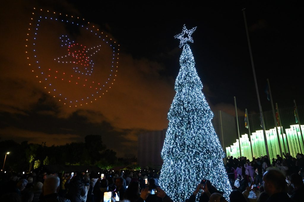Άναψε το χριστουγεννιάτικο δέντρο στο υπ. Εθνικής Αμυνας: «Να μένουμε κοντά στα σύμβολά μας», είπε ο Δένδιας