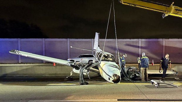 Αεροπλάνο προσγειώνεται πάνω σε αυτοκίνητο και όλοι επιβιώνουν με γρατζουνιές! [βίντεο]