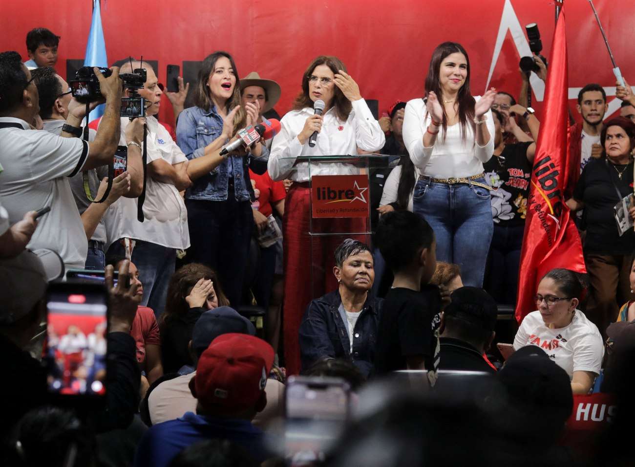 Η πρόεδρος της χώρας καταγγέλλει «εκλογικό» και ψηφιακό «πραξικόπημα» στην Ονδούρα