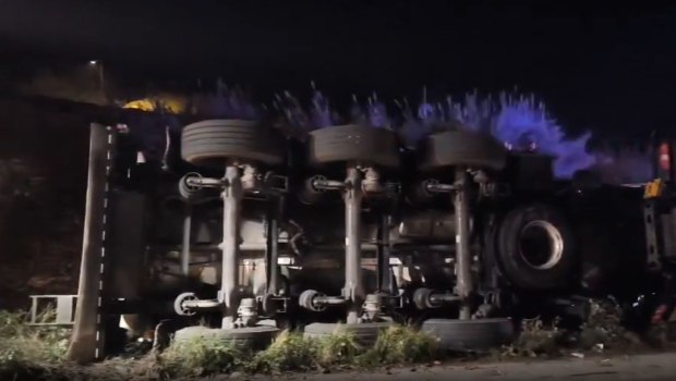 Άρτα: Σοβαρό τροχαίο με ανατροπή νταλίκας που μετέφερε λάδια στην Ιονία Οδό – Εγκλωβίστηκε ο οδηγός