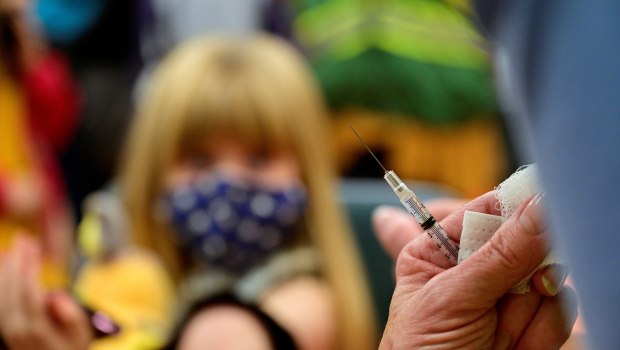 ΗΠΑ: Η κυβέρνηση Τραμπ επιβεβαιώνει «έρευνα» για πιθανούς θανάτους οφειλόμενους στα εμβόλια κατά της COVID