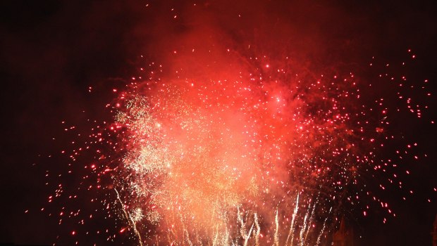 Κοζάνη: Πανικός από βροχή πυροτεχνημάτων μέσα στον κόσμο κατά το άναμμα του χριστουγεννιάτικου δέντρου