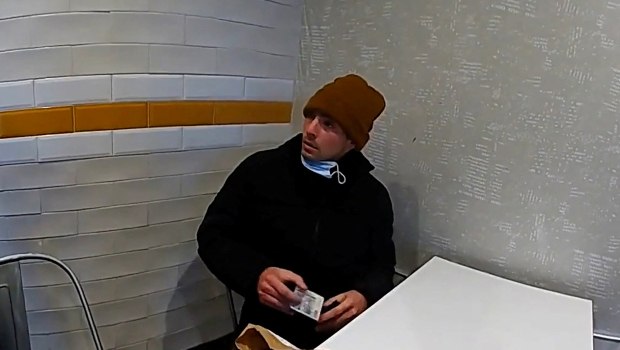 Νέο βίντεο από τη σύλληψη του Λουίτζι Μαντζιόνε: Τι δείχνουν οι κάμερες ένα χρόνο μετά τη δολοφονία του CEO της UnitedHealthcare