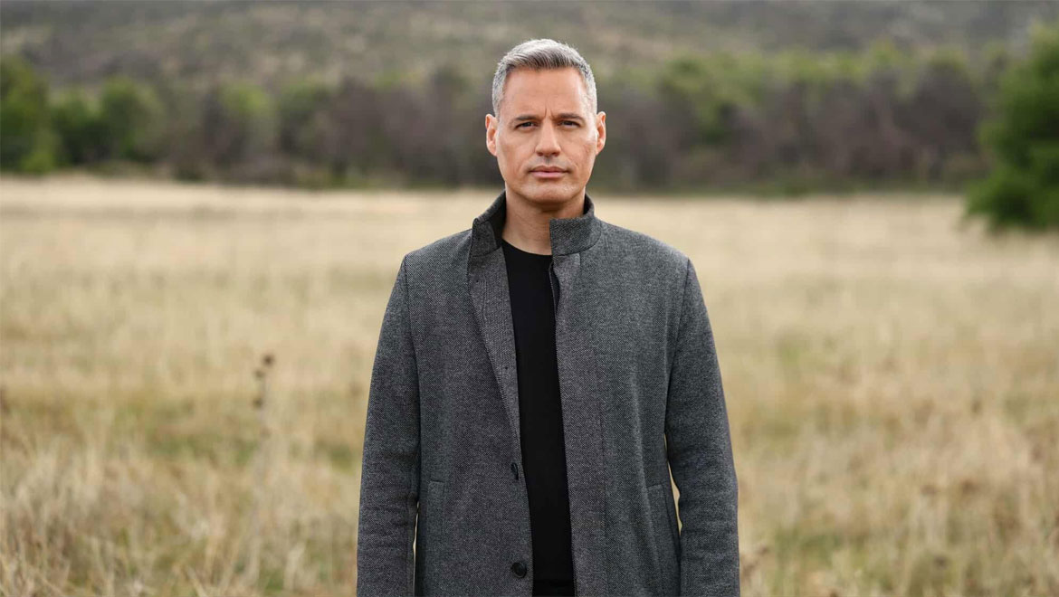 Γρηγόρης Πετράκος: Ερμηνεύει τραγούδι του Βασίλη Δήμα και εντυπωσιάζει!