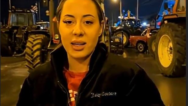 Νεαρή αγρότισσα στα μπλόκα: «Για να πάρω έναν καφέ πρέπει να πουλήσω 16 κιλά σιτάρι»