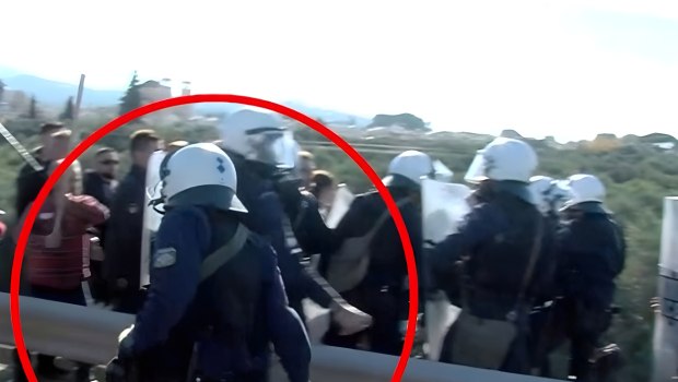 Αγρότες: Η στιγμή που άνδρας των ΜΑΤ πετάει δακρυγόνα στο πλήθος στην Πάτρα [βίντεο]