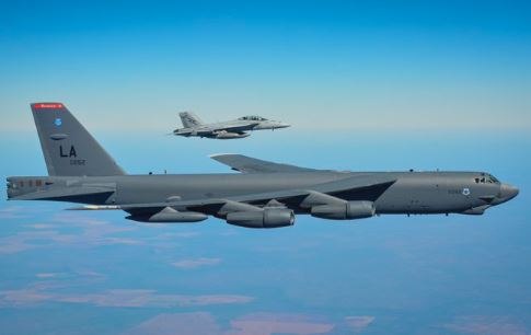 Επίδειξη ισχύως στην Κίνα: Βομβαρδιστικά των ΗΠΑ ικανά να φέρουν πυρηνικά όπλα πέταξαν πάνω από τη θάλασσα της Ιαπωνίας