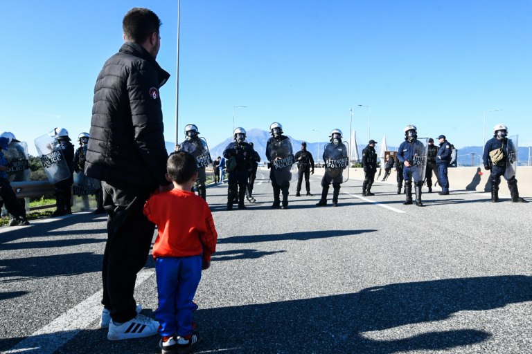 «Δεν κάνουμε πίσω» διαμηνύουν οι αγρότες στην κυβέρνηση – Αμετακίνητοι στα μπλόκα συντονίζουν τις δράσεις τους