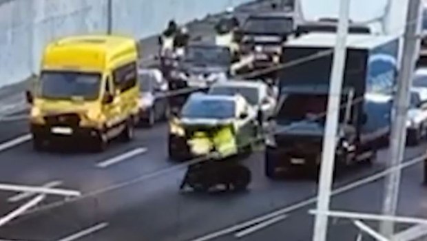 Μοτοσικλετιστής παρέσυρε αστυνομικό στην Αττική Οδό προσπαθώντας να διαφύγει - Βίντεο ντοκουμέντο